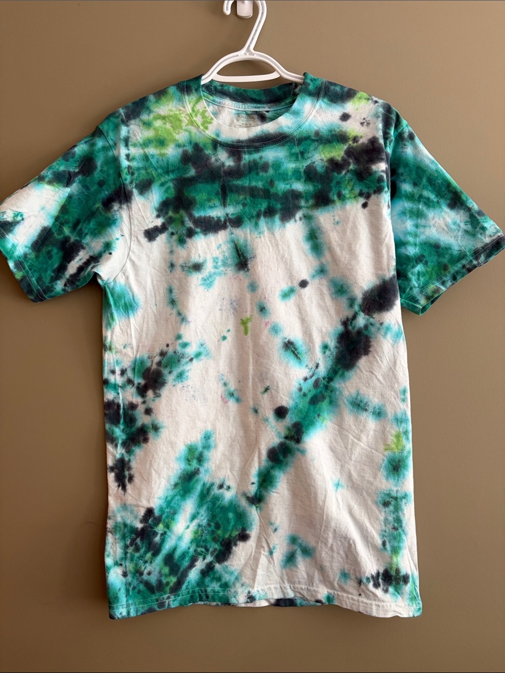 Kirkland Signature White Tie-Dye Tee with Teal, Black & Green